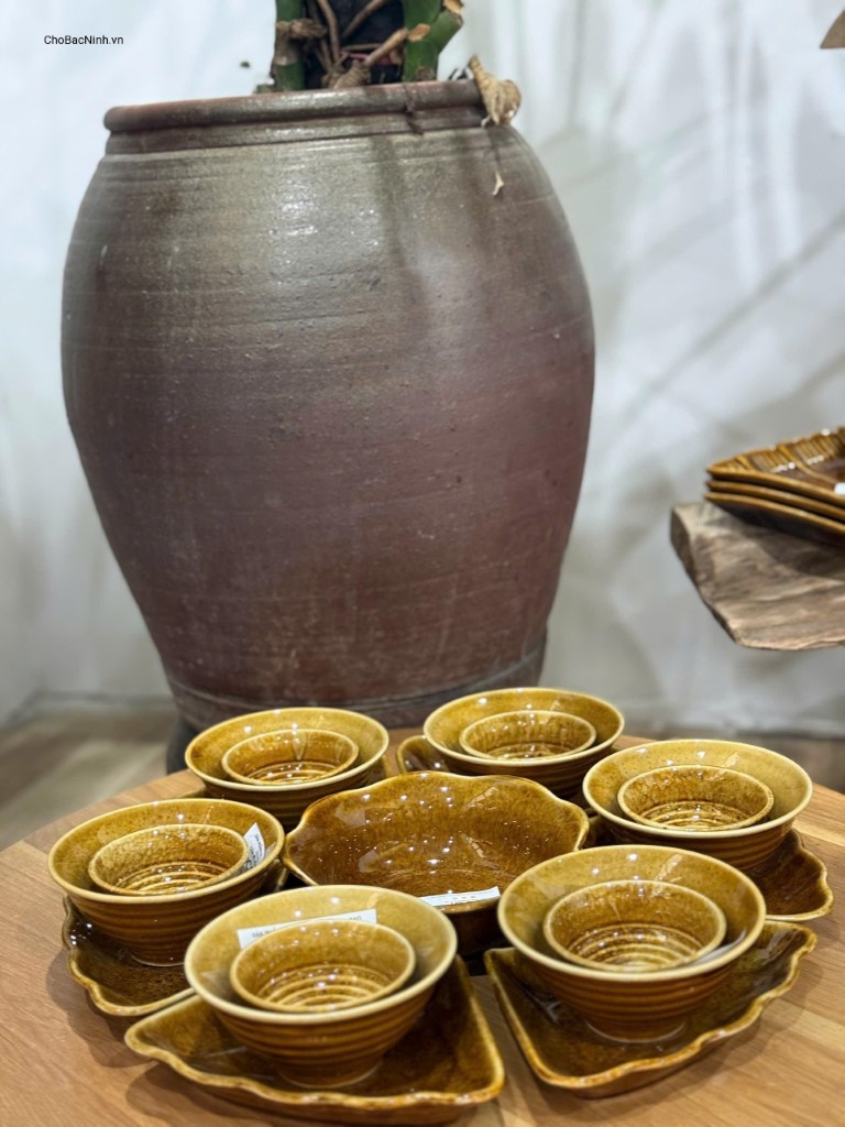 Bộ Bát Gốm Phù Lãng – Tinh Hoa Từ Đất và LửaBộ bát gốm Phù Lãng là sản phẩm thủ công truyền thống, được làm từ đất sét tự nhiên  và tráng men truyền thống Mỗi chiếc bát mang màu men nâu, xanh rêu hoặc vàng đất đặc trưng, thể hiện nét mộc mạc, giản dị mà đầy tinh tế.Gốm Phù Lãng nổi bật với độ bền cao, khả năng chịu nhiệt tốt và an toàn cho sức khỏe. Các bộ bát đa dạng về kích thước và kiểu dáng, phù hợp dùng trong bữa ăn hàng ngày lẫn trưng bày, làm quà tặng mang đậm bản sắc văn hóa Việt.