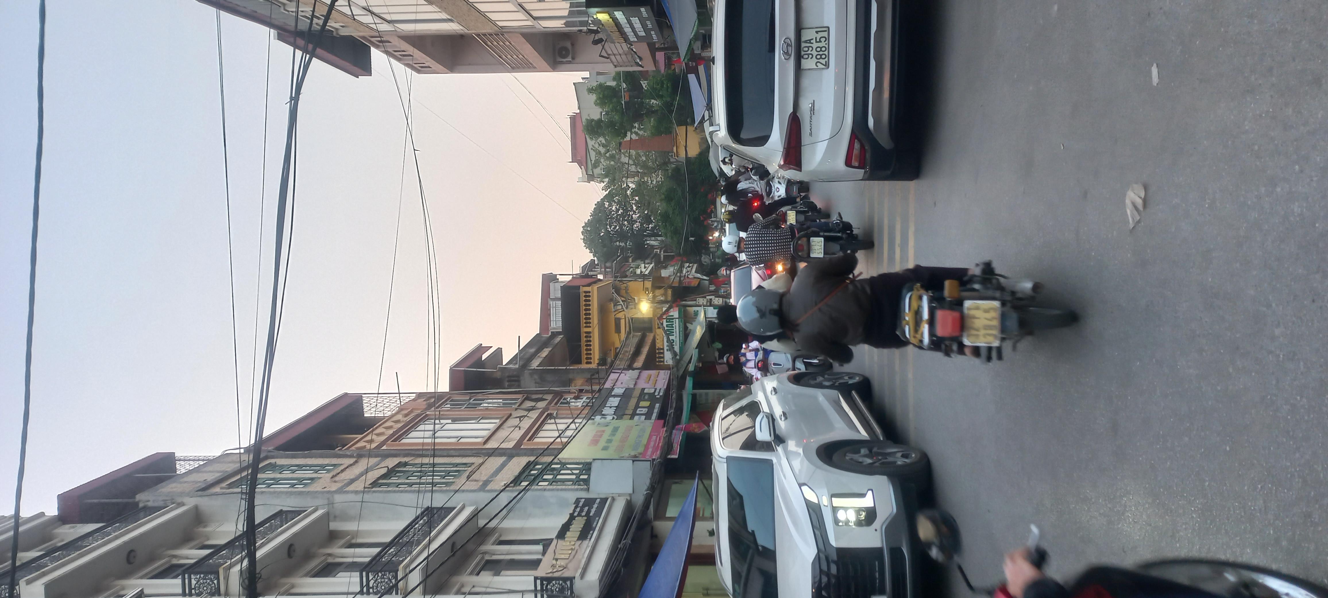 Bán nhà 2 tầng lô góc.57m2.hướng ĐB Mặt đường Huyền Quang, kinh doanh tốt